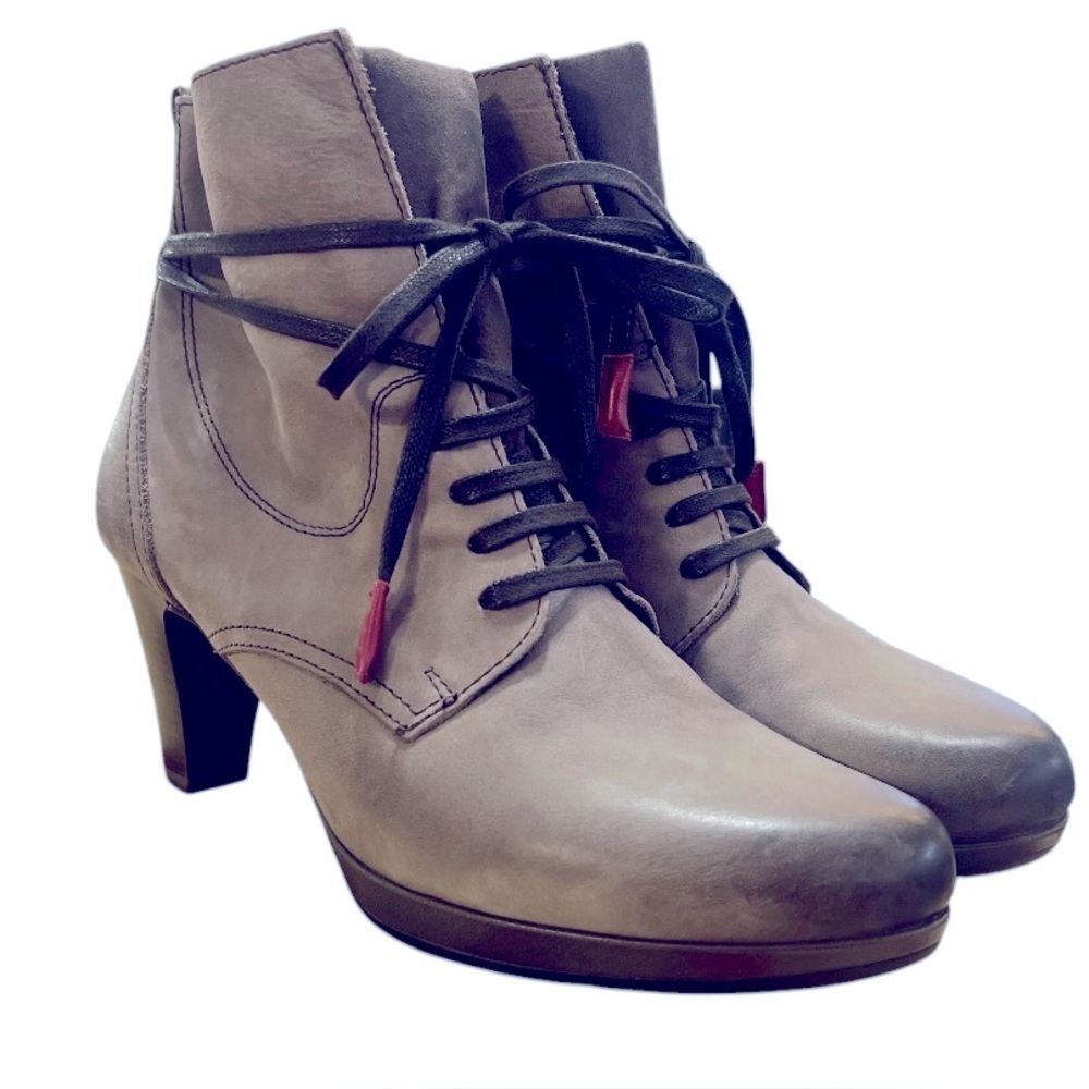 Tamari’s-👢Elegant Gray Leather Ankle Boots